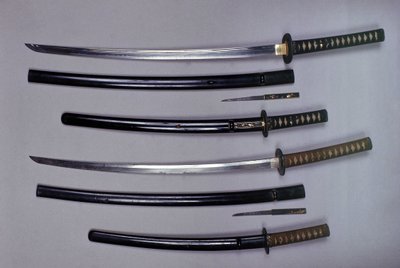 Nahoře: katana, japonský meč a jeho pochva, wakizashi, japonský krátký meč v pochvě, malá dýka Kokatawa je uložena ve stejné pochvě. všechny tři jsou z 18. století. spodní jsou ze 17. století. od Japanese School