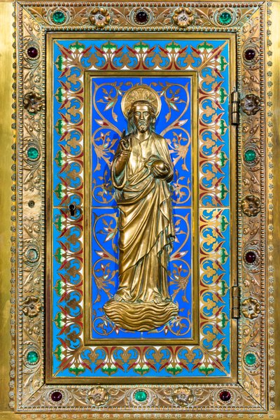 Pohled do interiéru, chapelle du Mont-Carmel, oltář: tabernákl, Salvator Mundi na dveřích, modré smaltované pozadí s listy.A. Chertier, zlatník v Paříži. od Jean Alexandre Chertier