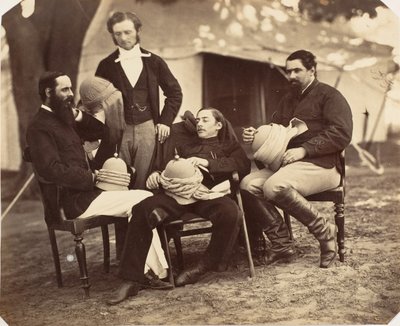 [Skupinový portrét v táboře generálního guvernéra, L-R: mjr. Walters, Vláda..., 1858-61. od Jean Baptiste Oscar Mallitte