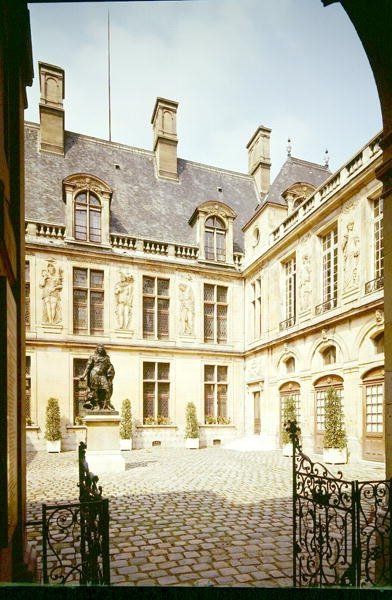 Pohled na nádvoří hotelu Carnavalet, postaveného kolem roku 1545 od Jean Bullant