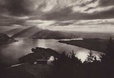 Rigi Kaltbad, večerní nálada s výhledem z kancléřství (čb foto) od Jean Gaberell