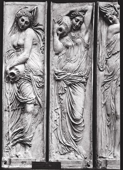 Detail reliéfů z Fontány nevinných zobrazující nymfy ztělesňující kámen řek Francie od Jean Goujon