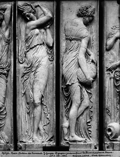 Detail reliéfů z Fontány nevinných zobrazující nymfy ztělesňující kámen řek Francie od Jean Goujon