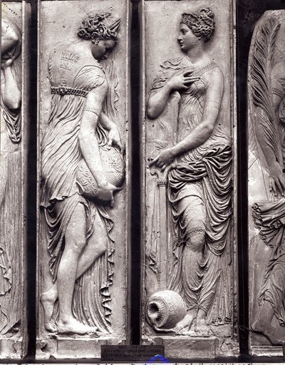 Detail reliéfů z Fontány nevinných zobrazující nymfy ztělesňující kámen řek Francie od Jean Goujon