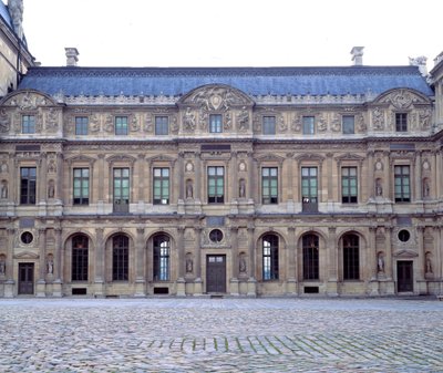 Čtvercové nádvoří Louvru, průčelí Louvru od Henriho II. (1546-1551), sochy Jeana Goujona (1510-1567) 1551 Paříž, Muzeum Louvre od Jean Goujon