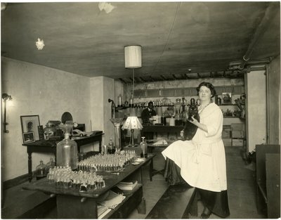 Ann Haviland, parfumér, kolem 1915-28 od Jessie Tarbox Beals