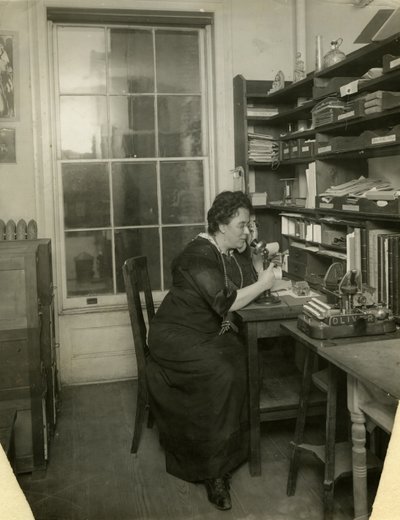 Beals ve svém ateliéru, cca 1912-18 (želatinová stříbrná fotografie) od Jessie Tarbox Beals
