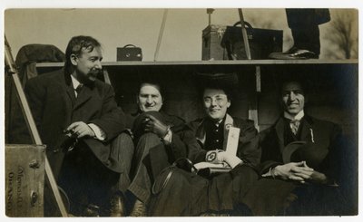 Beals na dovolené v zadní části auta, cca 1905-40 (želatinová stříbrná fotografie) od Jessie Tarbox Beals