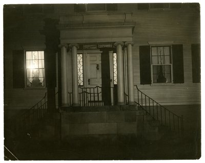 Boston doorway, USA, cca 1902-10 (želatinová stříbrná fotografie) od Jessie Tarbox Beals