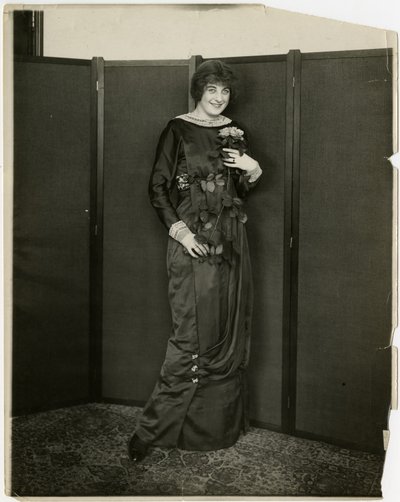 Šaty, přehozené, Gimbels, kolem 1905-18 (želatinová stříbrná fotografie) od Jessie Tarbox Beals