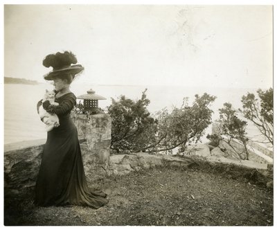 Ella Wheeler Wilcoxová na Sound Beach, Conn, asi 1905-11 (želatinová stříbrná fotografie) od Jessie Tarbox Beals