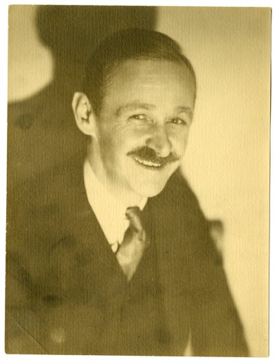 Fontaine Fox, karikaturista, "Toonesville Trolly", kolem 1911-28 (želatinová stříbrná fotografie) od Jessie Tarbox Beals