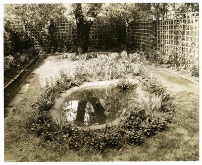 Garden of Mrs W H Wells 265 W 11th, Greenwich Village, New York, USA, cca 1936-37 (želatinová stříbrná fotografie) od Jessie Tarbox Beals