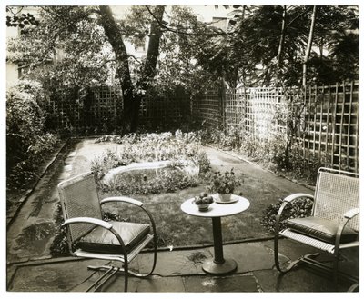 Garden of Mrs W H Wells 265 W 11th, Greenwich Village, New York, USA, cca 1936-37 (želatinová stříbrná fotografie) od Jessie Tarbox Beals
