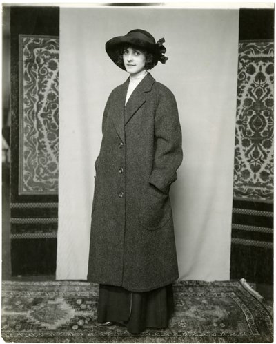 Šedý kabát, Arnold & Constable, cca 1905-18 (želatinová stříbrná fotografie) od Jessie Tarbox Beals