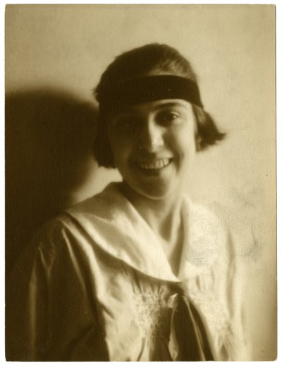 Helen Rehberová nebo Rehlerová, asi 1905-40 (želatinová stříbrná fotografie) od Jessie Tarbox Beals