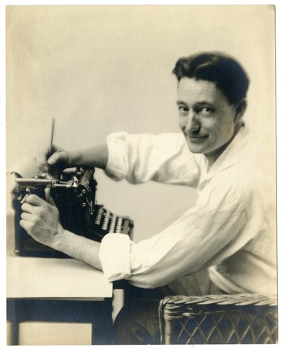 Henry Oyen u psacího stroje, kolem 1905-21 od Jessie Tarbox Beals