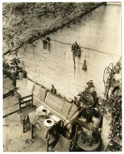 Domov pana a paní George Stonehillových, Greenwich Village, New York, USA, cca 1936-37 (želatinová stříbrná fotografie) od Jessie Tarbox Beals