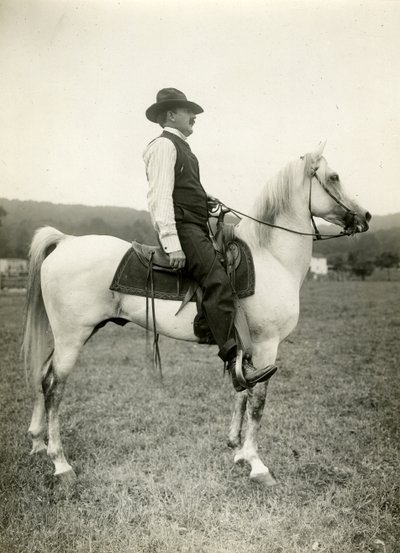 Karikaturista Homer Davenport na svém arabském koni, cca 1905-12 (želatinová stříbrná fotografie) od Jessie Tarbox Beals
