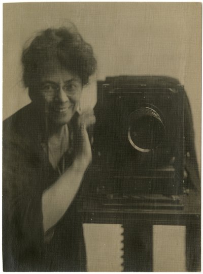 Jessie Tarbox Beals, autoportrét s fotoaparátem, cca 1918-20 (želatinová stříbrná fotografie) od Jessie Tarbox Beals