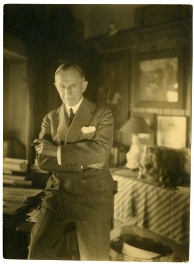 John McCutcheon, karikaturista z Chicaga, kolem 1905-1940 (želatinová stříbrná fotografie) od Jessie Tarbox Beals