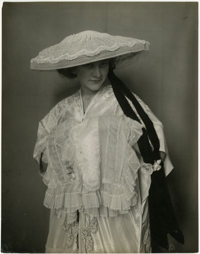 Jumble Bros?, Spodní prádlo, čepice a rukávník, cca 1905-11 (želatinová stříbrná fotografie) od Jessie Tarbox Beals