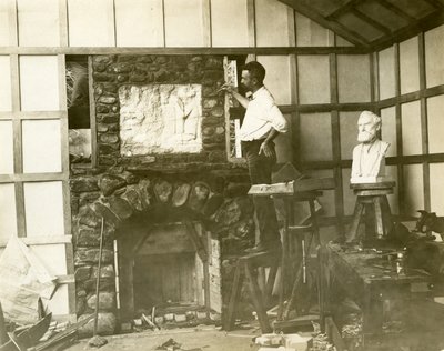 Karl Bitter (sochař) sám staví svůj krb, kolem roku 1905-15 (foto želatinové stříbro) od Jessie Tarbox Beals