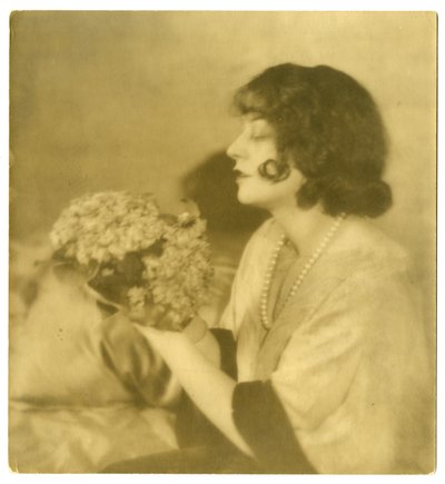 Lenore Ulric, kolem 1915-28 (želatinová stříbrná fotografie) od Jessie Tarbox Beals