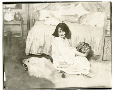 Lenore Ulric, kolem 1915-28 (želatinová stříbrná fotografie) od Jessie Tarbox Beals