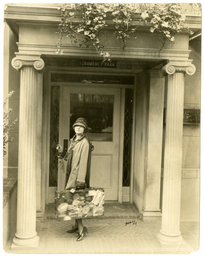 Mabel Herbert Urner, autorka Helen & Warren připravená na cestu do Evropy, kolem 1905-40 (želatinová stříbrná fotografie) od Jessie Tarbox Beals
