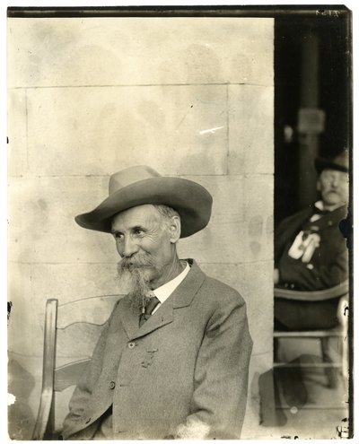 Muž s kloboukem, medaile, cca 1905-40 (želatinová stříbrná fotografie) od Jessie Tarbox Beals
