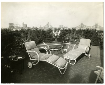 Paní Alice Woodward Reinhardt, 400 E 52nd St, New York, USA, cca 1905-40 (želatinová stříbrná fotografie) od Jessie Tarbox Beals
