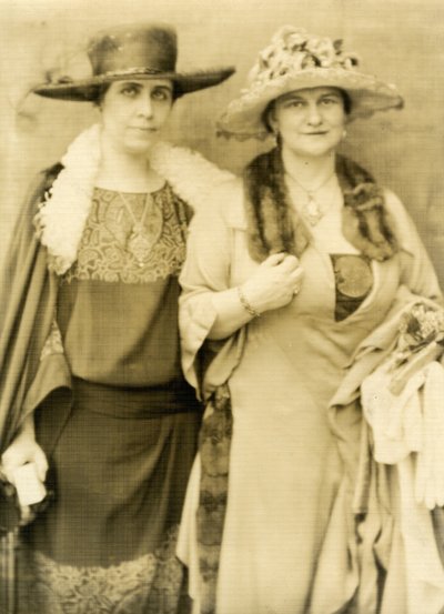 Paní Coolidge a její přítelkyně Frances Parkinson Keyesová od Jessie Tarbox Beals
