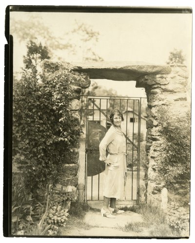 Paní Ernest Thompson Seton z Greenwich Conn, národní prezident League of American Pen Women, která se 18. června plaví s Field Expedition prozkoumat horní toky Amazonky. od Jessie Tarbox Beals