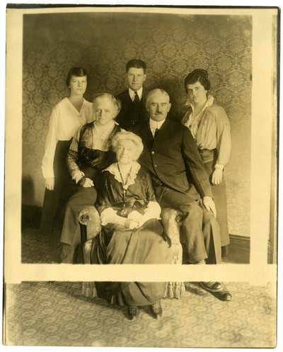 Stará dáma je paní Lyman Jamesová, sestra Marshalla Fielda, kolem 1905-28 (želatinová stříbrná fotografie) od Jessie Tarbox Beals