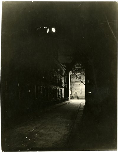 Patchin Place v noci, Greenwich Village, New York, USA, cca 1905-1920 (želatinová stříbrná fotografie) od Jessie Tarbox Beals