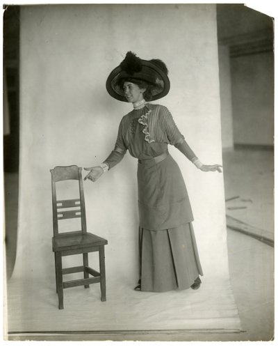 "Prosím posaďte se" Správná poloha nohou, paží a rukou, cca 1905-18 (želatinová stříbrná fotografie) od Jessie Tarbox Beals