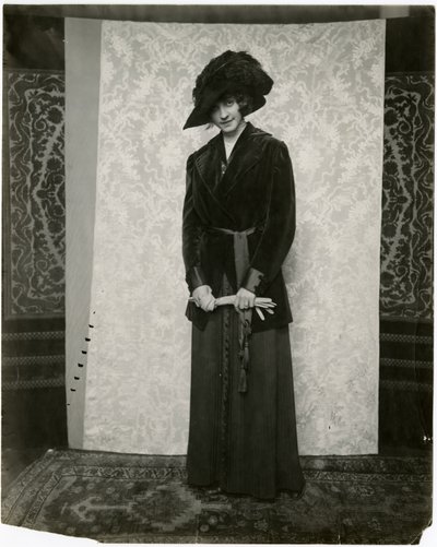Červený sametový oblek s akordeonovou skládanou sukní, Arnold & Constable, cca 1905-18 (želatinová stříbrná fotografie) od Jessie Tarbox Beals