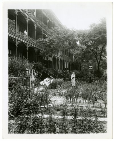Rhinelander House gardens, W 11th St, Greenwich Village, New York, USA, cca 1905-38 (želatinová stříbrná fotografie) od Jessie Tarbox Beals