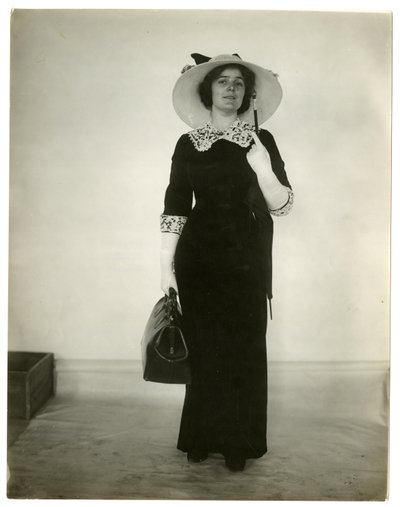 Správný způsob nošení tašky a deštníku, kolem 1905-18 od Jessie Tarbox Beals