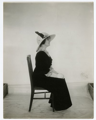 Správný způsob, jak sedět na židli, cca 1905-18 (želatinová stříbrná fotografie) od Jessie Tarbox Beals