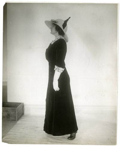 Správný způsob, jak stát při chůzi, cca 1905-18 (želatinová stříbrná fotografie) od Jessie Tarbox Beals