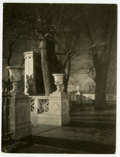 Shaw Memorial at night, Boston, USA, cca 1902-10 (želatinová stříbrná fotografie) od Jessie Tarbox Beals