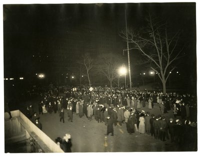 Suffrage Parade, Greenwich Village, New York, USA, cca 1915-18 (želatinová stříbrná fotografie) od Jessie Tarbox Beals