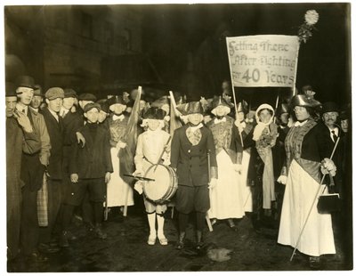Suffrage Parade, Greenwich Village, New York, USA, cca 1915-18 (želatinová stříbrná fotografie) od Jessie Tarbox Beals
