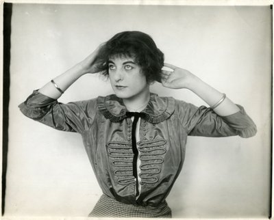 Taftová halenka, Forsythe, cca 1905-18 (želatinová stříbrná fotografie) od Jessie Tarbox Beals