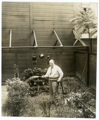 Tony Sarg, cca 1905-40 (želatinová stříbrná fotografie) od Jessie Tarbox Beals