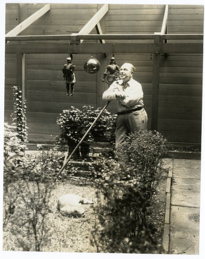 Tony Sarg ve své zahradě od Jessie Tarbox Beals