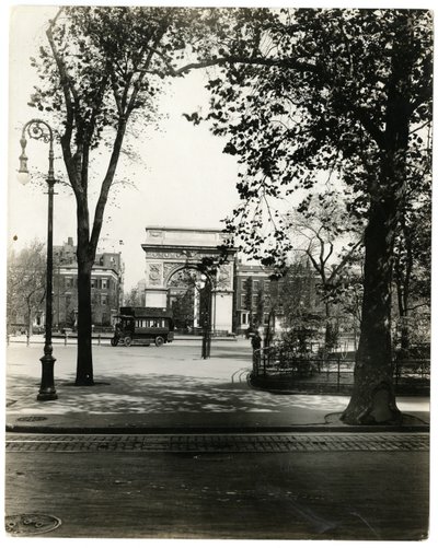 Washington Square North, New York, USA, cca 1905-40 (želatinová stříbrná fotografie) od Jessie Tarbox Beals
