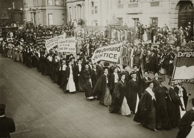 Ženy v akademických šatech pochodují v průvodu za volební právo v New Yorku, 1910 od Jessie Tarbox Beals